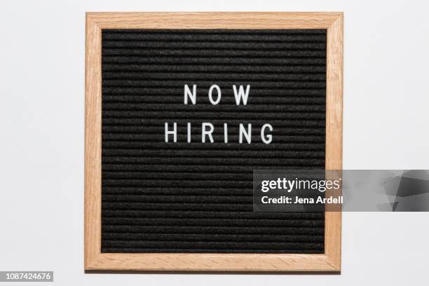 now hiring, now hiring sign, employment, work, career, help wanted sign, help wanted, letterboard, letter board - help wanted sign photos et images de collection