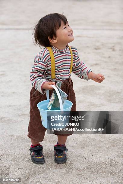 2-year old boy holding bucket - 2 year old child imagens e fotografias de stock
