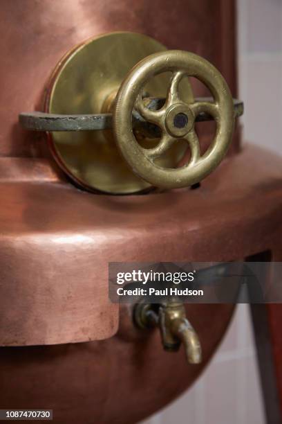 copper still in distillery - copper still stockfoto's en -beelden