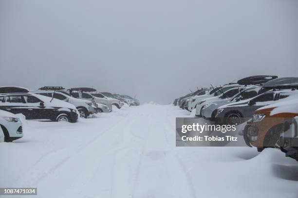 snow covering parked cars in full parking lot - snow victoria australia stock pictures, royalty-free photos & images