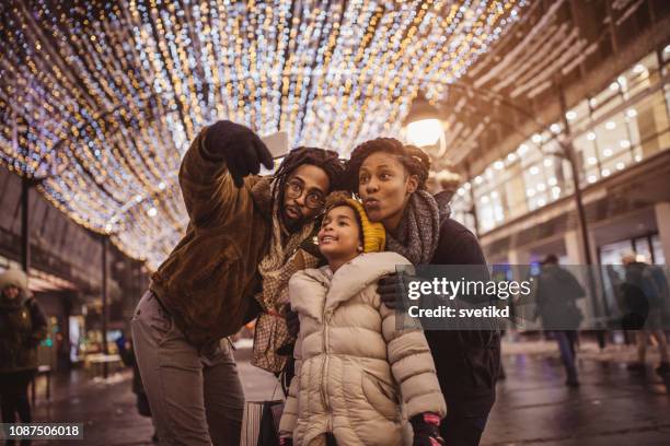 un grand sourire - family smile photos et images de collection