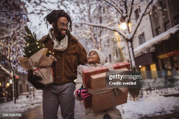 glückliche familie - african american christmas images stock-fotos und bilder