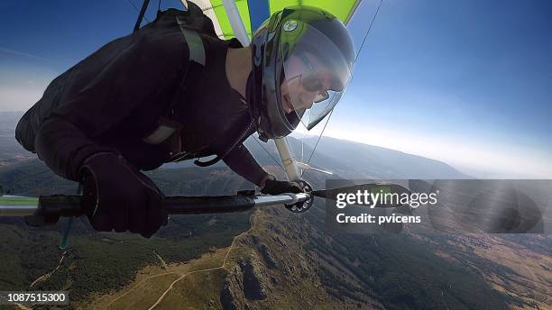 flying a hang glider - deltaplane photos et images de collection