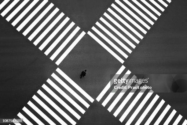 aerial view of people crossing a big intersection in ginza, tokyo, japan - travessia de pedestres marca de rua - fotografias e filmes do acervo