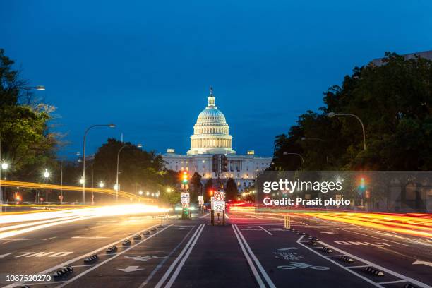 the united states capitol building at night in washington dc, usa. - us senate stock-fotos und bilder