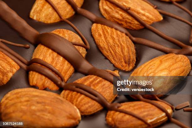 mandeln auf schokoladenstücke - almonds and chocolate stock-fotos und bilder