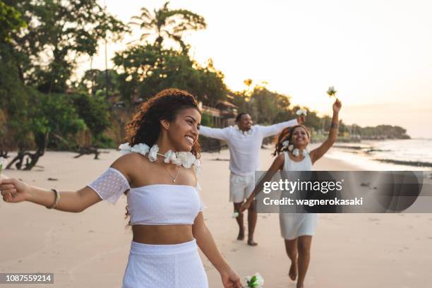 浜辺 reveillon を祝う幸せな友達を実行する押しは白い花です。パライソ ビーチ、mosqueiro - belém brazil ストックフォトと画像