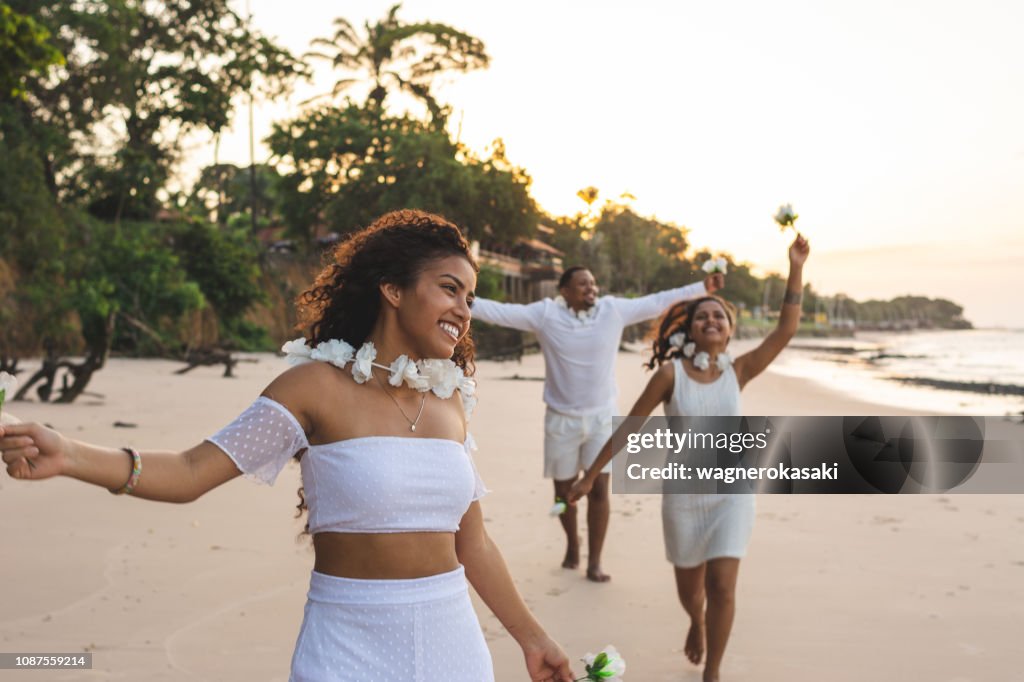 Happy vrienden vieren reveillon op het strand, actief en houden witte bloemen. Paraiso beach, Mosqueiro