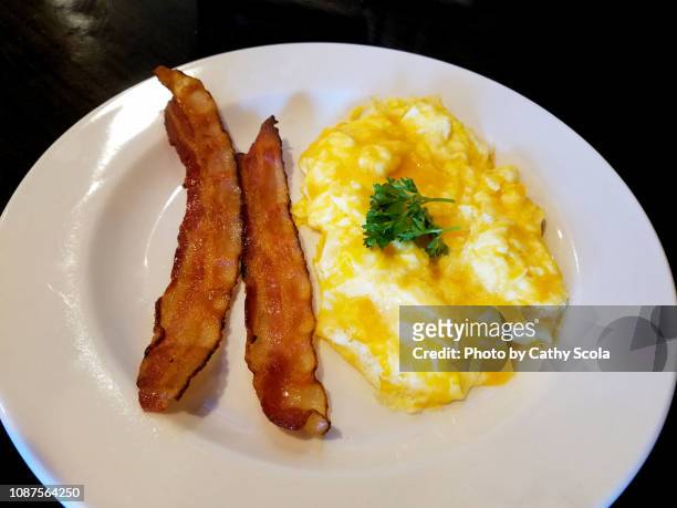 bacon and egg breakfast - bacon and eggs stock-fotos und bilder