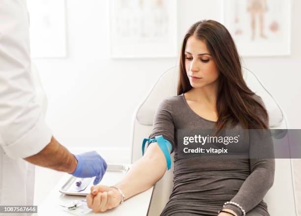 dibujo de la sangre para el tratamiento de prp - análisis-de-sangre-prueba-médica fotografías e imágenes de stock