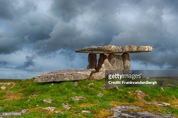 poulnabrone dolmen - doelman stock-fotos und bilder