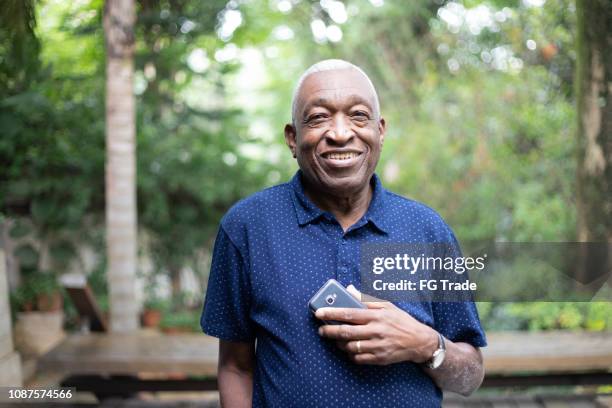 hombre senior afro con su retrato de teléfono móvil - old man afro fotografías e imágenes de stock