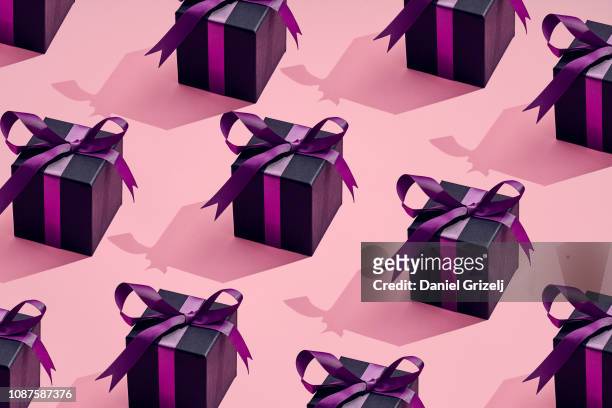 a lot of presents placed in a pattern - vrijgevigheid stockfoto's en -beelden