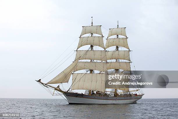 tallship tre corona sul mare - albero maestro foto e immagini stock
