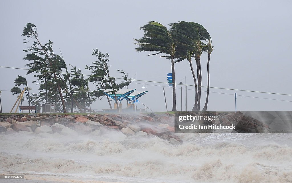 Queenslanders Survey Cyclone Yasi Damage