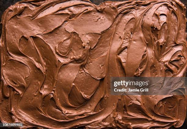 chocolate icing on cake - chocolate cake stockfoto's en -beelden