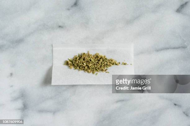 marijuana in rolling paper - rollup photos et images de collection