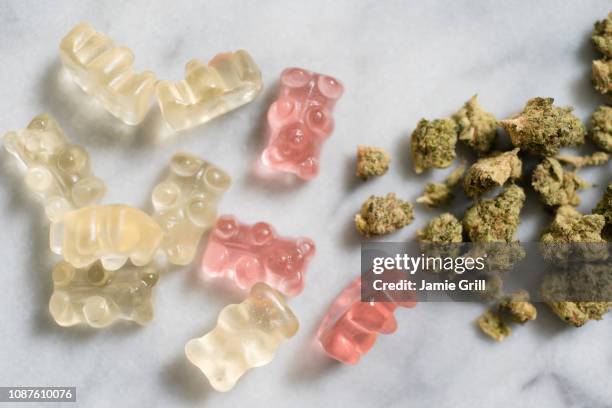 marijuana and gummy bear edibles - bonbon stock-fotos und bilder