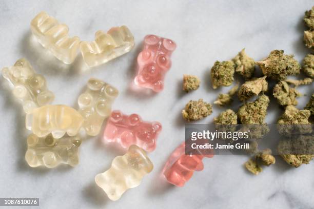 marijuana and gummy bear edibles - cannabis drugs stockfoto's en -beelden