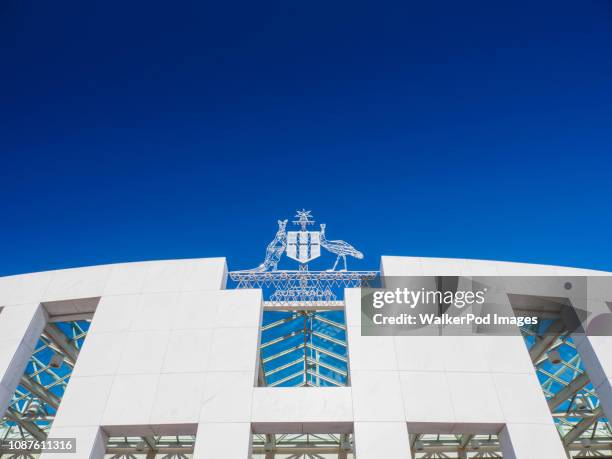 parliament house in canberra, australia - parlamentsgebäude canberra stock-fotos und bilder