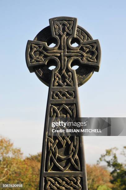 celtic stone carved cross memorial, rural cemetary, peel, isle of man, united kingdom - celtic cross stock pictures, royalty-free photos & images