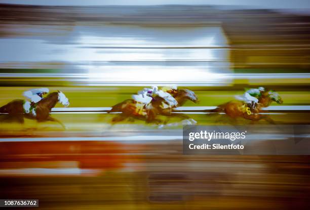 horse race blur - horse racing stock-fotos und bilder