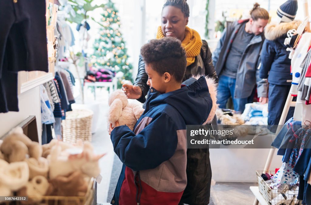 Gemengd ras familie winkelen in kinderen winkel in de winter.