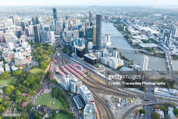 the brisbane cbd and roma street train station- an aerial shot taken from a helicopter i - río brisbane fotografías e imágenes de stock