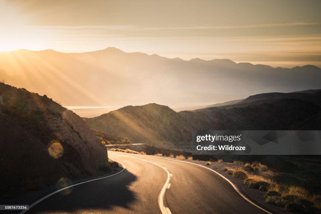 Autobahn bei Sonnenaufgang, in Death Valley Nationalpark