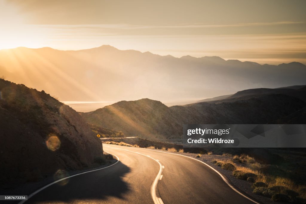Route au lever du jour, va dans le parc National de Death Valley