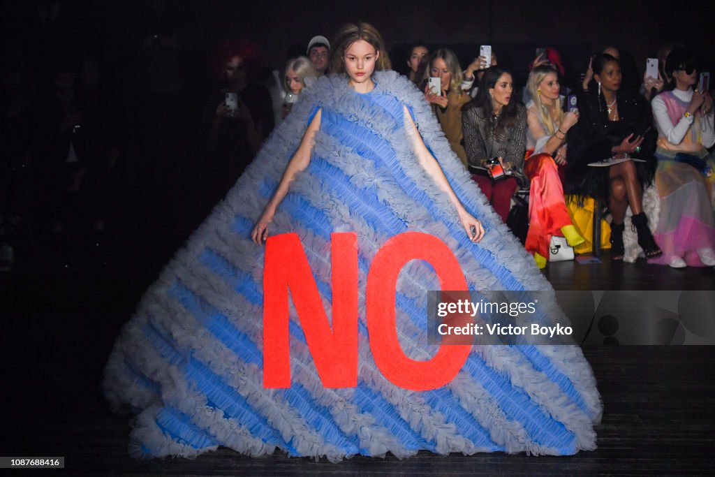 Viktor & Rolf : Runway - Paris Fashion Week - Haute Couture Spring Summer 2019