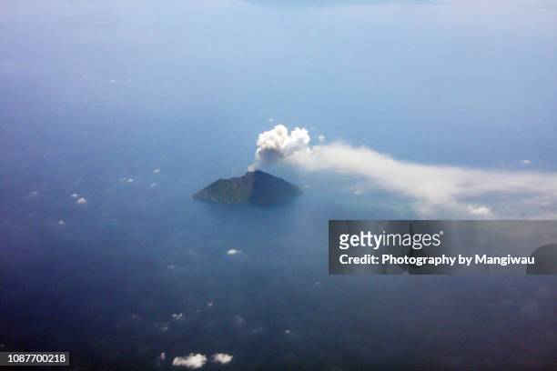 island volcano - volcán submarino fotografías e imágenes de stock