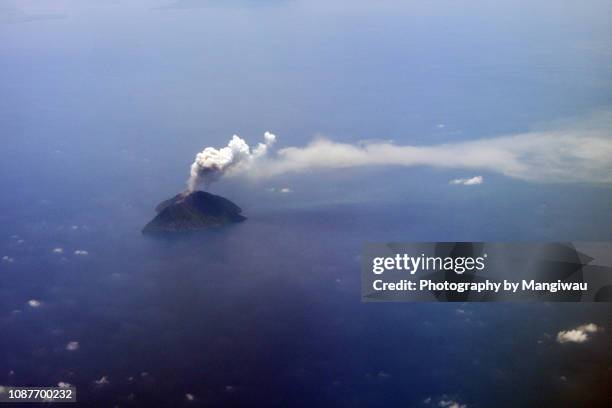 island volcano - volcán submarino fotografías e imágenes de stock