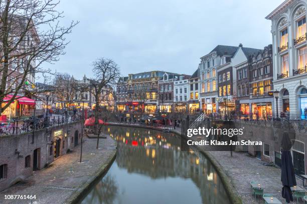 gezellige binnenstad van utrecht langs de grachten in nederland - binnenstad stock-fotos und bilder