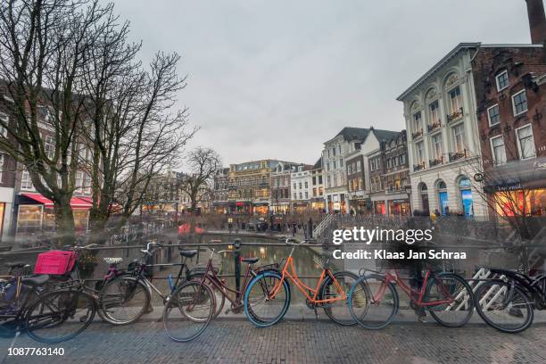 geparkeerde fietsen in de binnenstad van utrecht - binnenstad stock-fotos und bilder