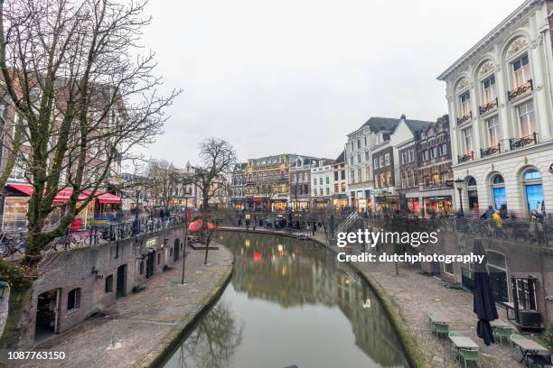 gezellige binnenstad van utrecht langs de grachten in nederland - binnenstad stock-fotos und bilder