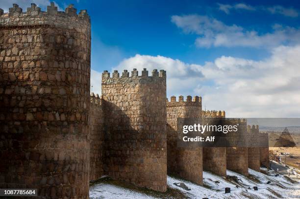 avila city walls (canvases and cubes of san vicente)  , avila, spain - pared fortificada fotografías e imágenes de stock