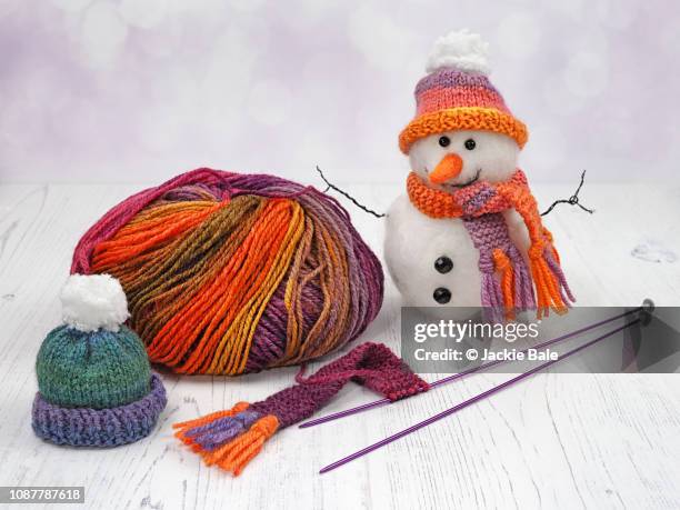 knitting hats and scarfs - stricknadel stock-fotos und bilder