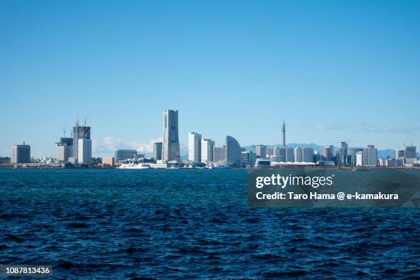 yokohama minato mirai in the blue sky - 橫濱市 個照片及圖片檔