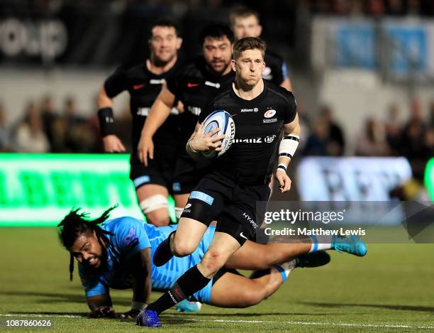 David Strettle of Saracens breaks through the tackle of Joe Taufete'e of Worcester Warriors to score a try during the Gallagher Premiership Rugby...