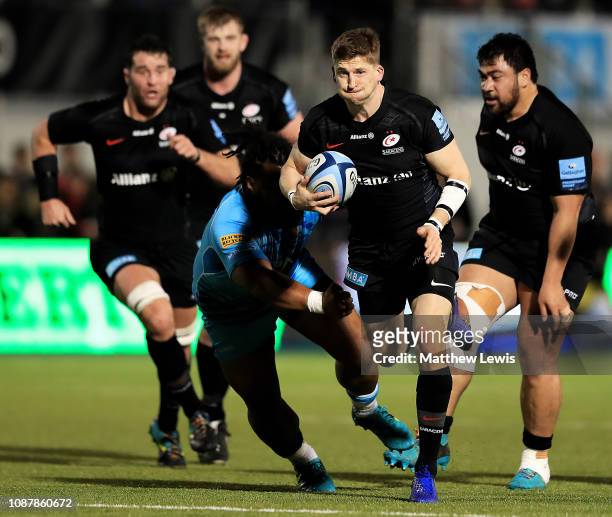 David Strettle of Saracens breaks through the tackle of Joe Taufete'e of Worcester Warriors to score a try during the Gallagher Premiership Rugby...