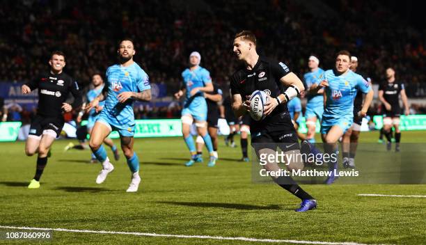 David Strettle of Saracens scores a try during the Gallagher Premiership Rugby match between Saracens and Worcester Warriors at Allianz Park on...
