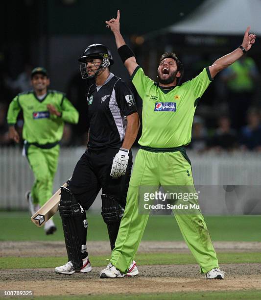 Shahid Afridi of Pakistan appeals the LBW of Ross Taylor of the Black Caps during game five of the one day series between New Zealand and Pakistan at...