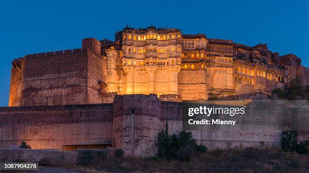 beleuchtete mehrangarh fort panorama jodhpur indien - meherangarh fort stock-fotos und bilder