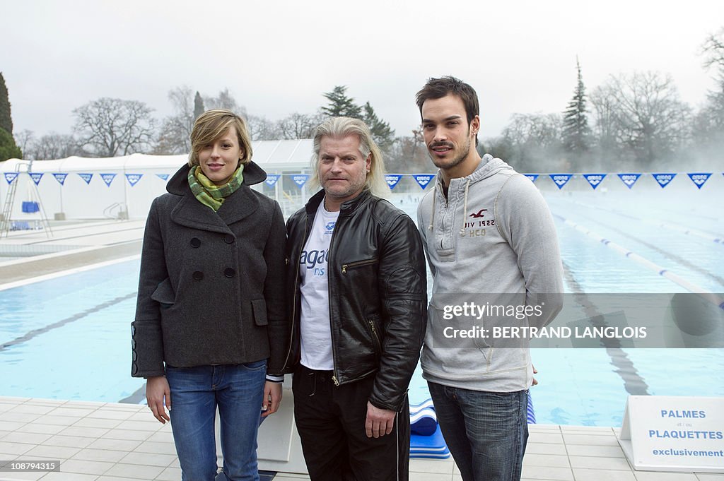 French swimming coach Philippe Lucas (C)