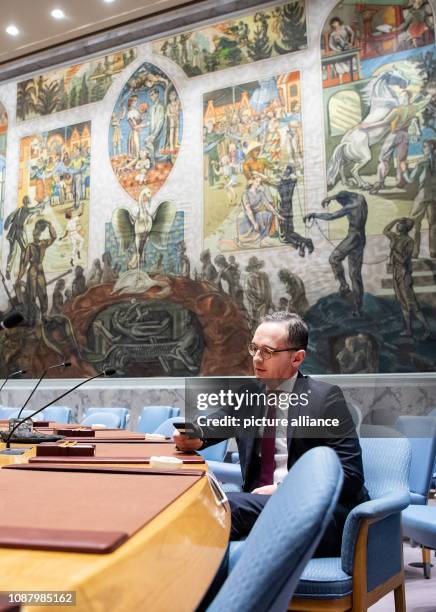 January 2019, US, New York City: Heiko Maas , Foreign Minister, sits one day before the meeting with a smartphone in his hand in the hall of the...