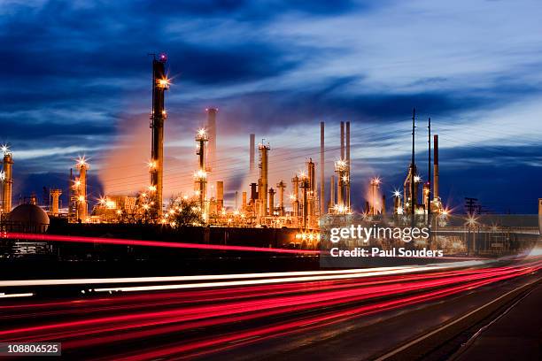 oil refinery - raffinaderij stockfoto's en -beelden