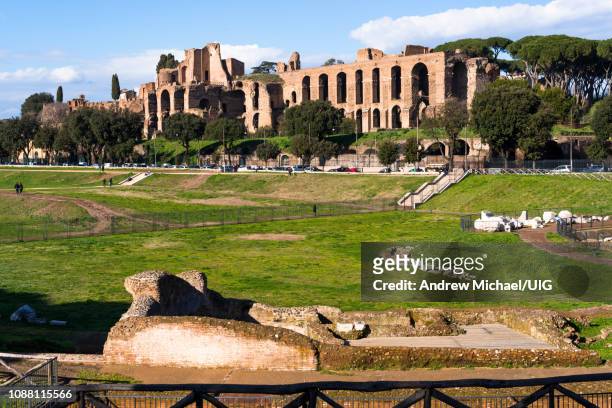 ruins of domus augustana on palatine hill seen from circus maximus, rome, lazio, italy. - palatin stock-fotos und bilder
