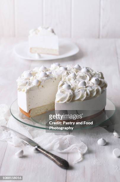 angel's food cake with vanilla souffle - cheesecake white stockfoto's en -beelden