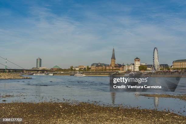 rhine river bank at low tide - düsseldorf, germany - rhein stock-fotos und bilder